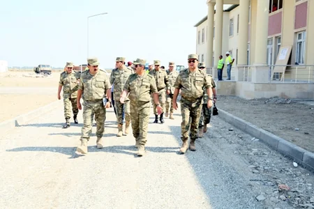 ​Azərbaycanın müdafiə naziri cəbhəboyu zonada yerləşən hərbi hissələrdə olub