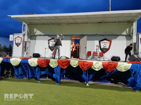 Qəbələ komandası kuboku rayon əhalisinə təqdim edib - FOTO