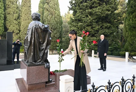 İlham Əliyev və Mehriban Əliyeva Ümummilli Lider Heydər Əliyevin məzarını ziyarət edib
