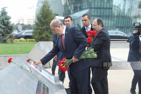 Şimali Kipr Prezidenti Fəxri və Şəhidlər xiyabanlarını ziyarət edib - YENİLƏNİB