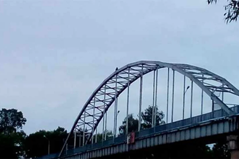 Abşeronda gənc oğlan özünü körpüdən atıb