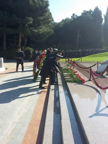 Ədliyyə işçiləri Fəxri xiyabanı və Şəhidlər xiyabanını ziyarət edib - FOTO
