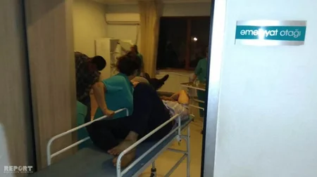 Lənkəranda maşını aşmış qohumuna köməyə gələn sürücü piyadanı vuraraq öldürüb - FOTO