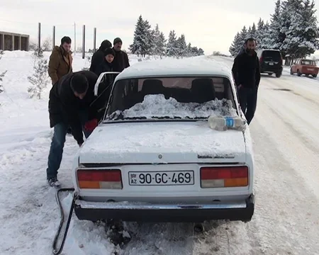 Tovuzda yolun buzlu olması səbəbindən 2 avtomobil toqquşub: 2 nəfər xəsarət alıb - FOTO