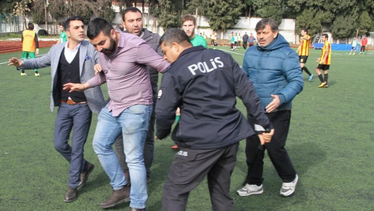 Türkiyədə hakim futbolçular və baş məşqçi tərəfindən döyülüb - VİDEO