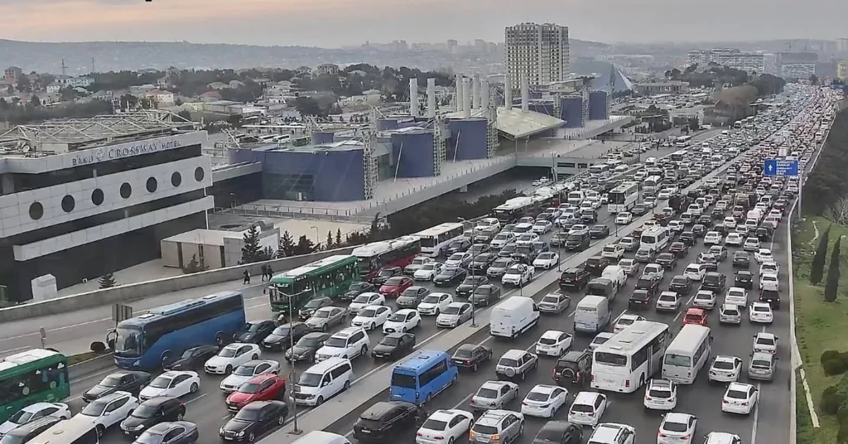 Bakıda 15 istiqamətdə nəqliyyatın sıxlığı müşahidə olunur