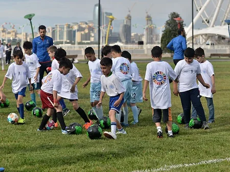 Azərbaycan millisinin futbolçuları uşaqlara master-klass keçiblər