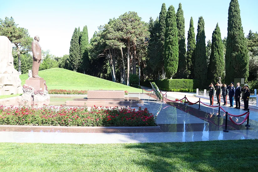 Defense Ministry’s leadership visits Alley of Honor and the Alley of Martyrs