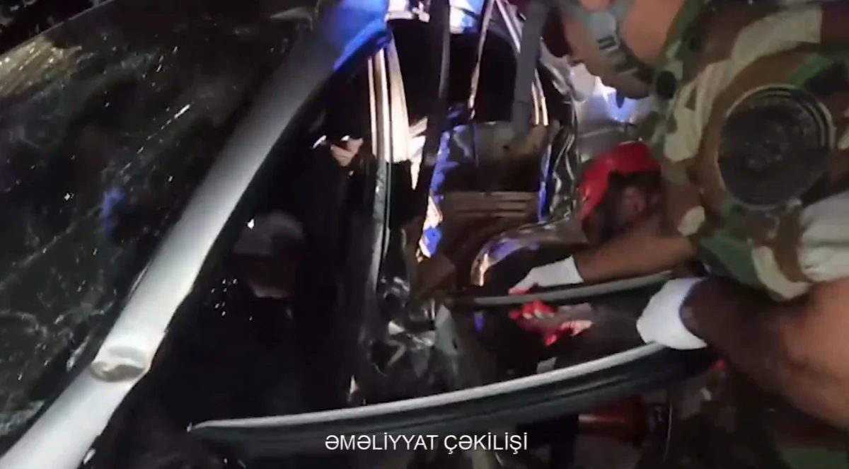 Xaçmazda sürücü qəzaya uğrayan avtomobildə sıxılı qalıb