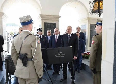 Prezident İlham Əliyev Varşavada “Naməlum əsgər” abidəsini ziyarət edib