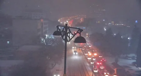 Bakıda qar yollarda tıxaca səbəb olub