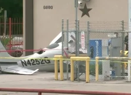 ​Texasda təyyarə avtomobilin üzərinə düşüb, 3 nəfər ölüb