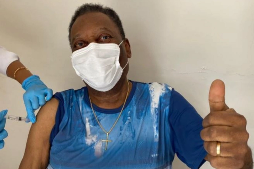 Pele vaccinated against COVID-19