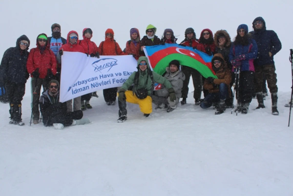 Heydər zirvəsinə kütləvi yürüş başa çatıb