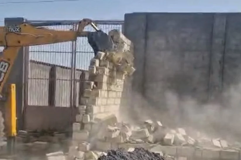 Gəncədə qanunsuz tikili sökülüb