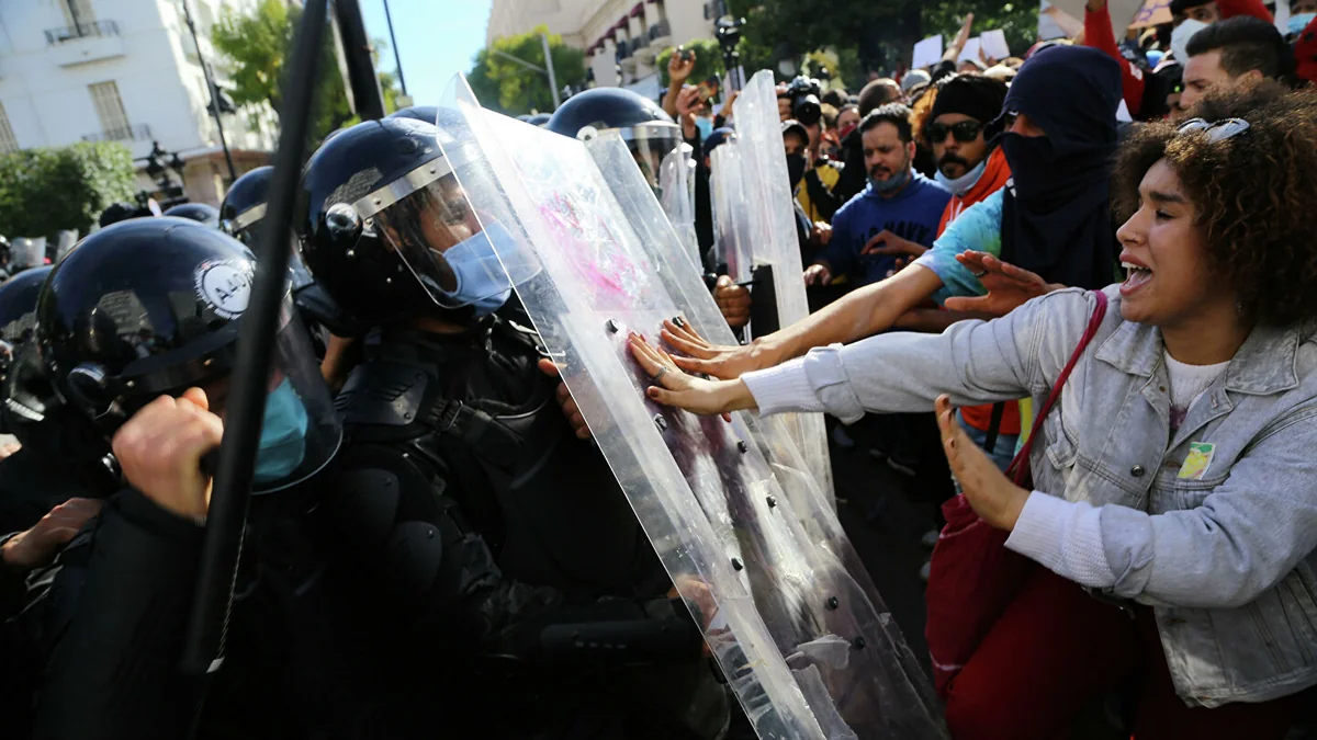 Tunisdə etirazlarda fransız jurnalist polis tərəfindən döyülüb