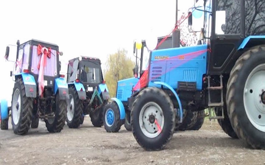 Ağcabədidə bəy qız evinə traktor karvanı ilə gedib - FOTO