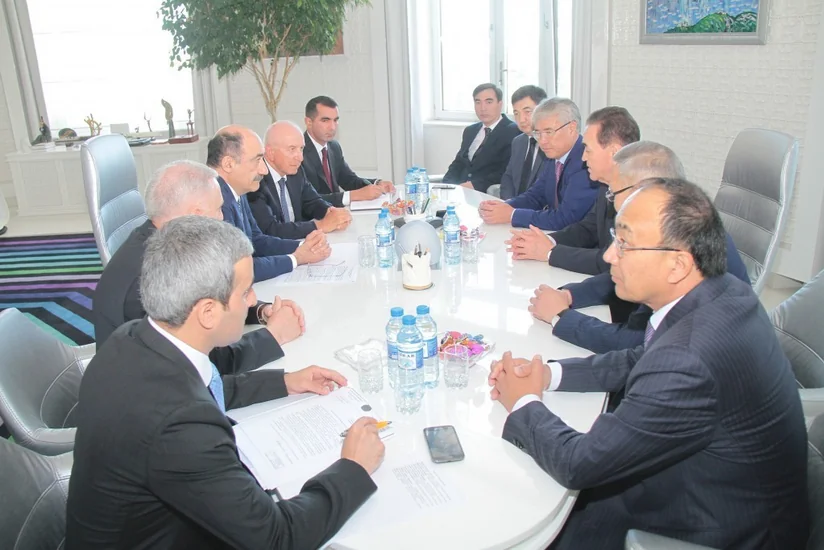 Əbülfəs Qarayev Qazaxıstan nümayəndə heyəti ilə görüşüb