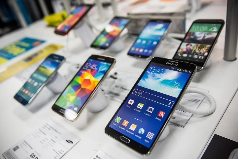 Bakıda mağazadan 14 min 432 manatlıq mobil telefon oğurlanıb