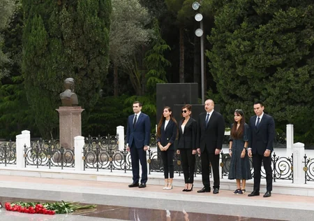 Azərbaycan Prezidenti ümummilli lider Heydər Əliyevin məzarını ziyarət edib - FOTO - YENİLƏNİB