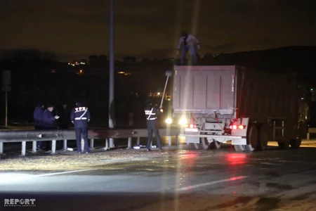 Bakıda yolun buz bağlaması zəncirvari qəzaya səbəb olub, 2 nəfər yaralanıb - FOTO - VİDEO