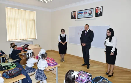 ​Prezident İlham Əliyev 148 nömrəli tam orta məktəbdə yenidənqurma işlərindən sonra yaradılan şəraitlə tanış olub