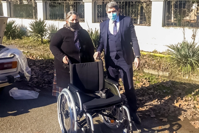 20 nəfər əlilə təkərli oturacaqlar verildi