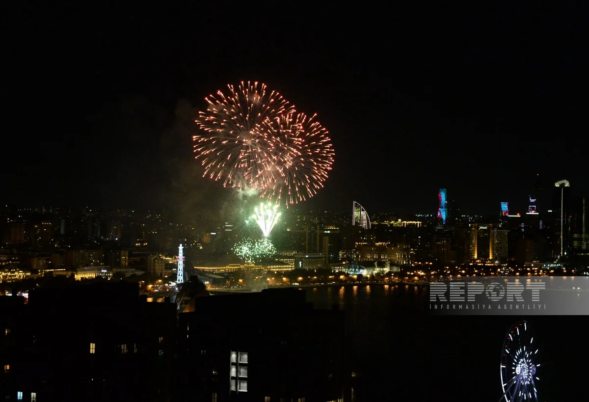 Bakıda Zəfər Günü ilə bağlı atəşfəşanlıq olub - YENİLƏNİB
