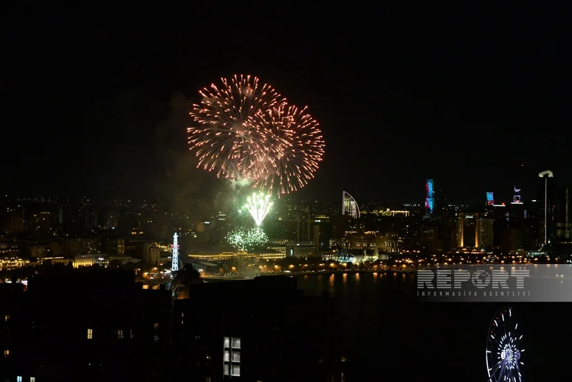 Bakıda Zəfər Günü ilə bağlı atəşfəşanlıq olub - YENİLƏNİB