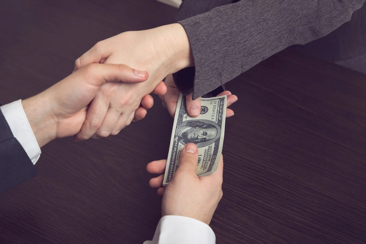 Şamaxının rüşvətə görə həbs edilən icra nümayəndəsinin məhkəməsində zərərçəkmiş dindirilib