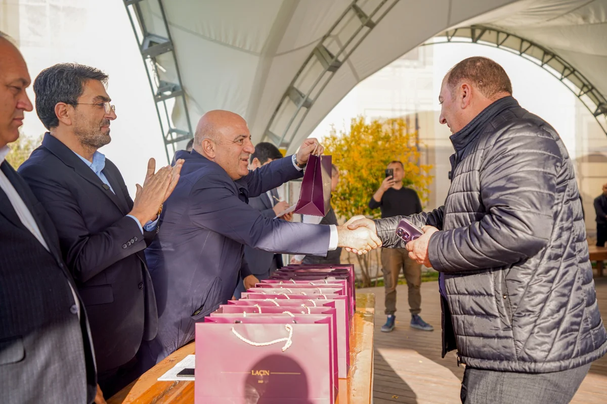 Növbəti köç karvanı Laçın şəhərinə çatıb, mənzillərin açarları sakinlərə təqdim olunub - YENİLƏNİB
