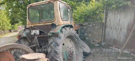 Şəkidə qəzaya düşməmək üçün özünü traktordan atan sürücü ölüb
