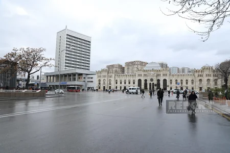 Avtomobilsiz 28 May metrostansiyası və dəmiryolu vağzalının qarşısı - FOTOREPORTAJ