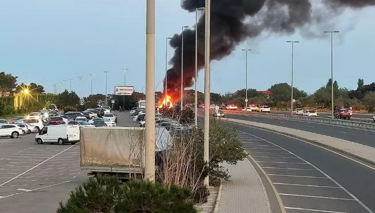 Zuğulba şosesində avtomobildə baş verən yanğın sıxlığa səbəb olub
