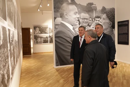 “Xarıbülbül” festivalının qonaqları “Heydər Əliyev və Qarabağ” sərgisində iştirak edib
