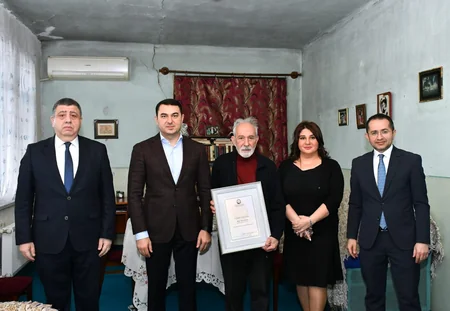 Mədəniyyət naziri tanınmış kinorejissorun evinə gedib