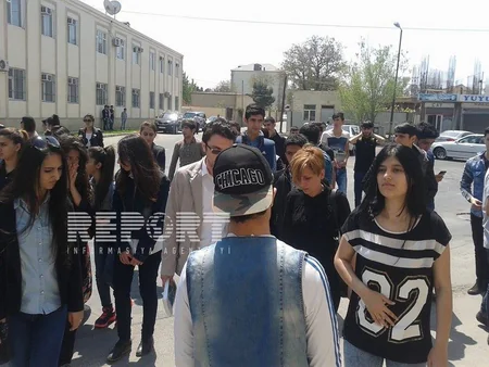 Qətlə yetirilən Aytac Babayevanın qohumları prokurorluq binasının qarşısında aksiya keçirib