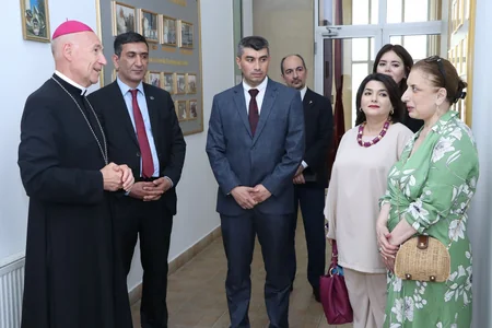 Dini Komitə yanında İctimai Şuranın üzvləri Müqəddəs Məryəm Katolik Kilsəsini ziyarət ediblər