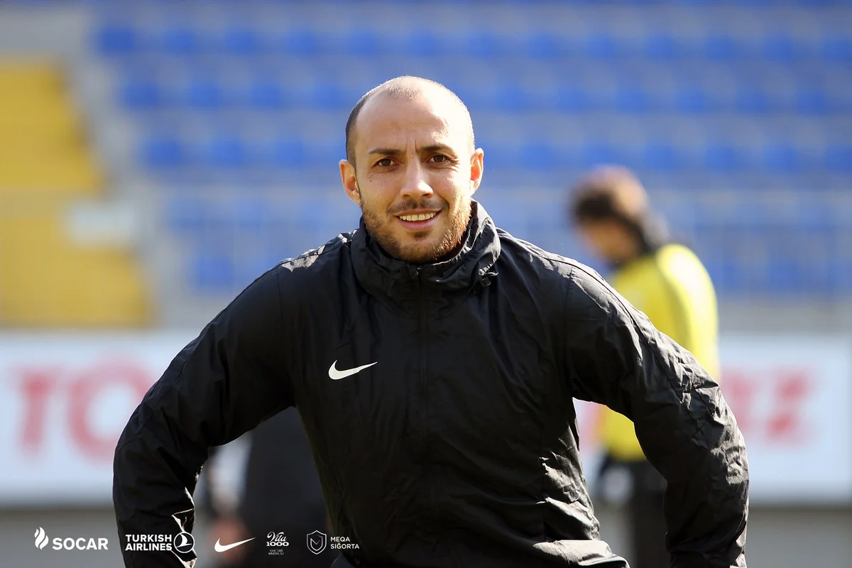 Neftçi futbolçusu ilə müqavilənin müddətini uzadıb