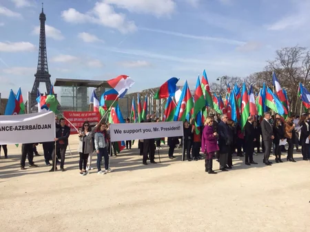 Parisdə Azərbaycan Prezidenti İlham Əliyevə dəstək aksiyası keçirilib
