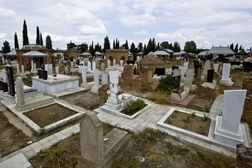 Bakıda qardaşlar qəbiristanlıqdan məzar daşları oğurlayıb