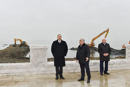 ​Prezident İlham Əliyev Bakı Ağ Şəhər bulvarında həyata keçirilən inşaat işlərinin gedişi ilə tanış olub