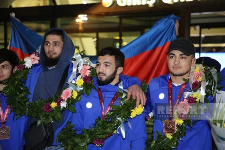 Avropa çempionatında 7 medal qazanan sərbəst güləşçilərimiz Vətənə qayıdıblar