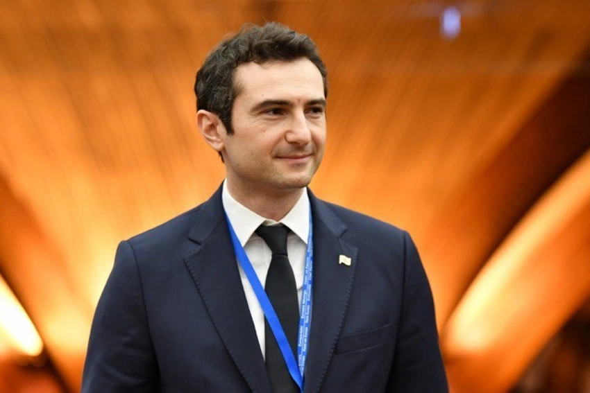 Gürcüstanın istefa vermiş spikeri deputat mandatından da imtina edib