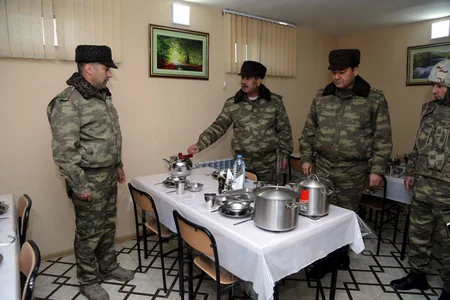Azərbaycanın müdafiə naziri cəbhə xəttinə gedib