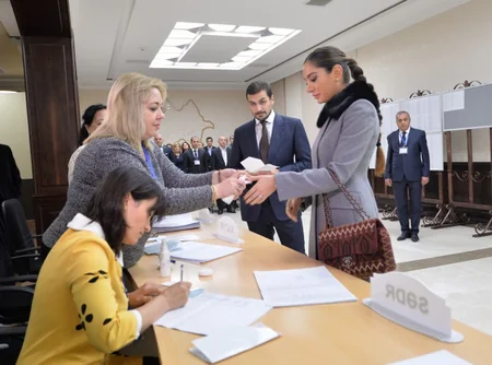 ​Azərbaycan Prezidenti İlham Əliyev 6 saylı seçki məntəqəsində səs verib