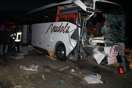 Türkiyədə avtobus TIR-a çırpılıb, 20 nəfər yaralanıb