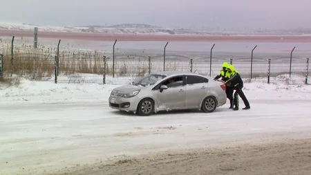 Polis köməksiz vəziyyətdə qalan sürücü və sərnişinlərə kömək edib
