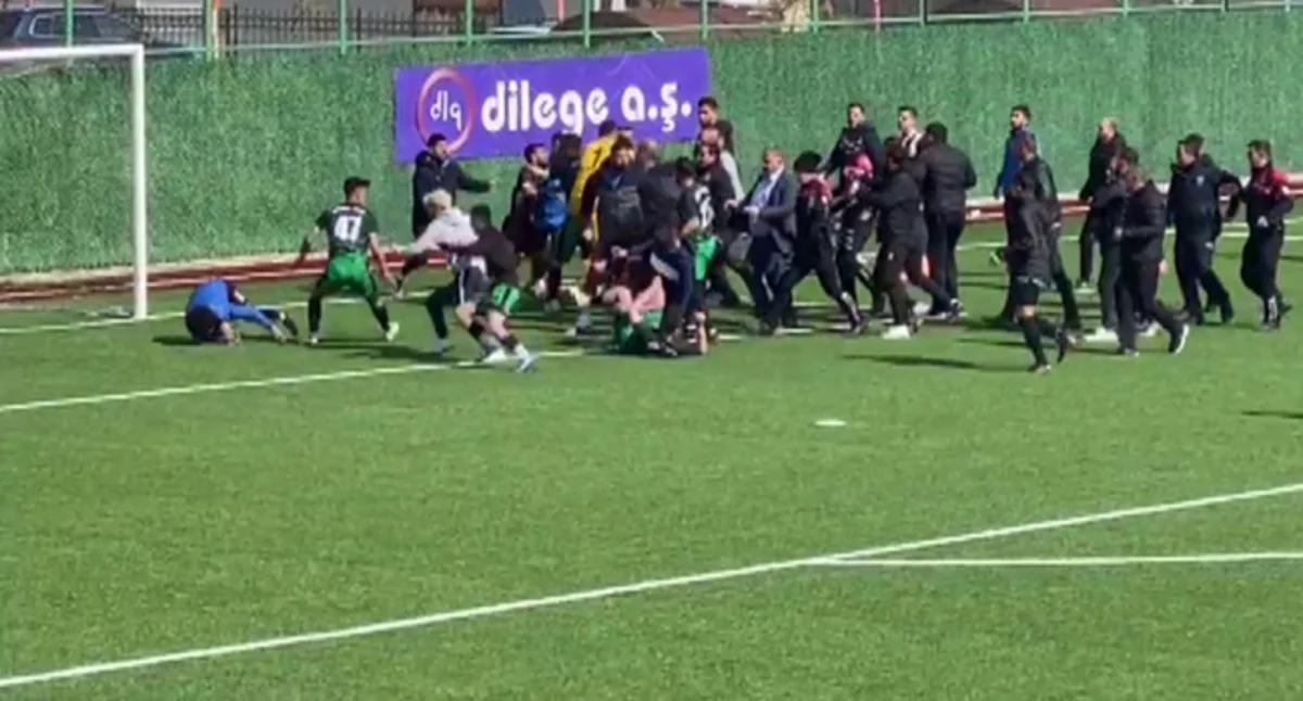 Türkiyə liqasının oyununda dava düşüb, 16 futbolçu qırmızı vərəqə alıb
