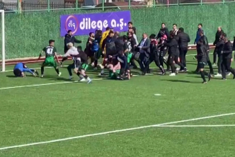 Türkiyə liqasının oyununda dava düşüb, 16 futbolçu qırmızı vərəqə alıb